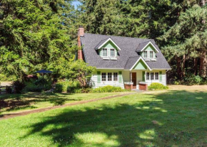 Serene 1 acre Camano Island Escape with Hot Tub